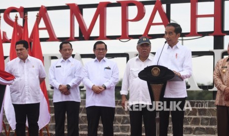 Presiden Joko Widodo berpidato saat meresmikan Tempat Pemrosesan Akhir (TPA) Sampah Manggar di Balikpapan, Kalimantan Timur, Rabu (18/12/2019).