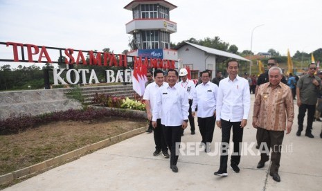 Presiden Joko Widodo (kedua kanan) meninjau Tempat Pemrosesan Akhir (TPA) Sampah Manggar usai acara peresmian di Balikpapan, Kalimantan Timur, Rabu (18/12/2019).