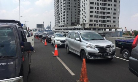 ilustrasi. Petugas jasa marga memantau perbaikikan jalan tol layang Jakarta-Cikampek, Jakarta Rabu (18/12)