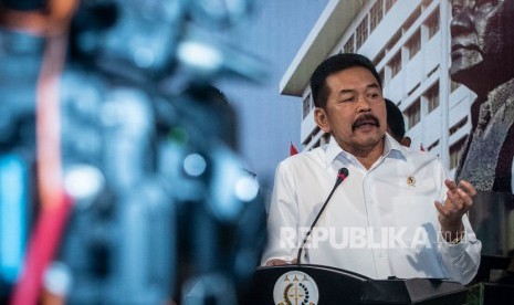 Jaksa Agung ST Burhanuddin memberikan keterangan pers terkait penanganan dan perkembangan penyidikan dugaan tindak pidana korupsi pengelolaan keuangan dan dana investasi PT Asuransi Jiwasraya (Persero) di Gedung Kejaksaan Agung, Jakarta, Rabu (18/12/2019).