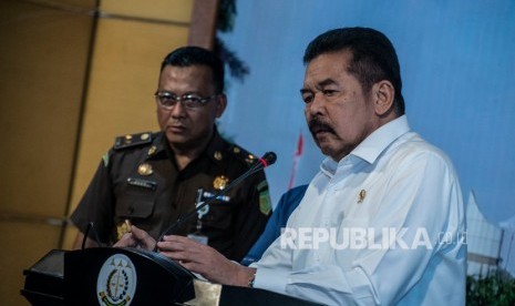 Jaksa Agung ST Burhanuddin (kanan) didampingi Kapuspenkum Mukri (kiri) memberikan keterangan pers terkait penanganan dan perkembangan penyidikan dugaan tindak pidana korupsi pengelolaan keuangan dan dana investasi PT Asuransi Jiwasraya (Persero) di Gedung Kejaksaan Agung, Jakarta, Rabu (18/12/2019).