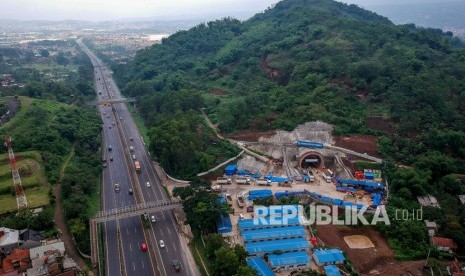 Foto udara terowongan proyek kereta api cepat Jakarta-Bandung di Cibeber, Cimahi, Jawa Barat, Rabu (18/12/2019).