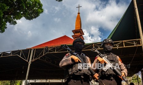 Dua petugas kepolisian bersenjata lengkap berjaga dalam rangkaian pengamanan Natal dan Tahun Baru (Nataru) di Semarang, Jawa Tengah. 