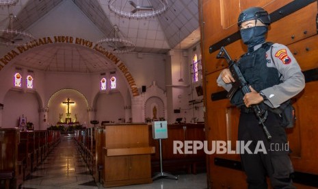 Petugas polisi bersenjata lengkap berjaga dalam rangkaian pengamanan Natal dan Tahun Baru (Nataru) 2020 di gereja (ilustrasi) 