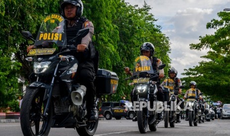 Sejumlah personel patroli polisi roda dua mengikuti apel gelar pasukan dalam rangka Operasi Lilin 