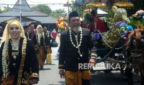 Sejumlah pasangan pengantin mengenakan pakaian adat mengikuti nikah massal 