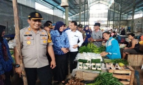 Jelang Nataru, Disdagperin dan Polres Muba Turun ke Pasar