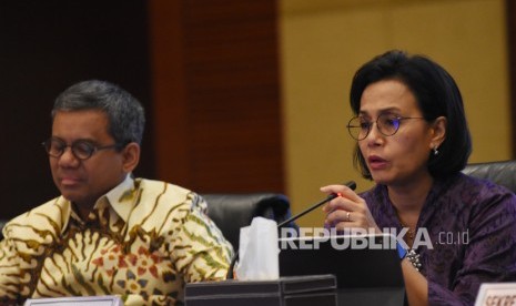 Menteri Keuangan Sri Mulyani Indrawati (kanan) didampingi Wakil Menteri Suahasil Nazara (kiri) memberikan keterangan pers tentang realisasi Anggaran Pendapatan dan Belanja Negara (ilustrasi). Kementerian Keuangan mencatat, besaran defisit APBN hingga 30 April 2020 sebesar Rp 74,5 triliun.