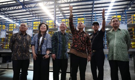 Menteri Koperasi dan UKM Teten Masduki bersama Menteri Perdagangan Agus Suparmanto melepas ekspor perdana produk UKM (Usaha Kecil Menengah), IKM (Industri Kecil Menengah) Indonesia ke China melalui layanan Pusat Logistik Berikat (PLB) e-commerce, di kawasan industri dan perdagangan Marunda Center, Bekasi, Jawa Barat, Kamis (19/12).