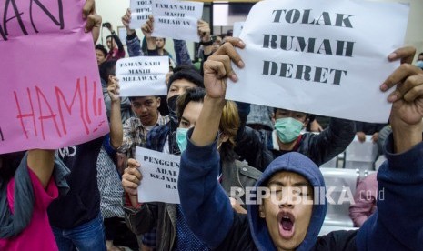 Solidaritas warga Tamansari Bandung mengungkapkan kekecewaan usai pembacaan Putusan terkait sengketa izin lingkungan Proyek Rumah Deret di Pengadilan Tata Usaha Negeri (PTUN) Bandung, Jawa Barat, Kamis (19/12/2019).