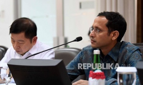 Menteri Pendidikan dan Kebudayaan Nadiem Makarim (kanan).