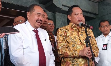 Menteri Dalam Negeri (Mendagri) Tito Karnavian (kanan) dan Kepala Pusat Pelaporan Analisis dan Transaksi Keuangan (PPATK) Kiagus Ahmad Badaruddin (kiri) melakukan pertemuan di kantor Kemendagri, Jakarta Pusat, Jumat (20/12)