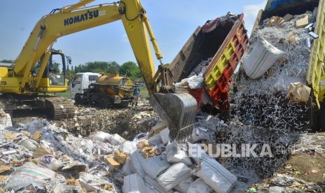 Bea Cukai Bekukan Pabrik Rokok di Demak. Petugas menggunakan alat berat mengubur rokok ilegal.