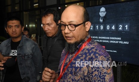 Wakil Ketua KPK Saut Situmorang (tengah), Penyidik Senior Novel Baswedan (kanan), dan Ketua Wadah Pegawai Yudi Purnomo (kiri) memberikan keterangan kepada wartawan saat menyalakan kembali layar penghitung waktu peristiwa penyiraman air keras terhadap Novel Baswedan, di lobi Gedung KPK, Jakarta, Kamis (19/12/2019). 