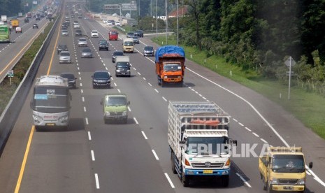 ilustrasi. Sejumlah kendaraan truk angkutan barang melaju di ruas tol Jagorawi, Bogor, Jawa Barat, Jumat (20/12/2019). 