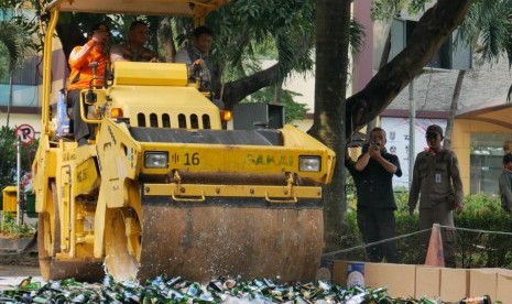 Pemusnahan Miras dan Ganja di halaman Balai Kota Depok. Polisi menyita puluhan botol miras dan amankan remaja nongkrong di Bojongsari Depok.