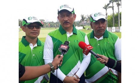 Ketua Umum Perkumpulan Pengusaha dan Profesional Nahdliyin (P2N), Irnanda Laksanawan (tengah) dalam kegiatan Turnamen Golf di Pondok Indah Golf Club, Jakarta Selatan, Ahad (22/12). 