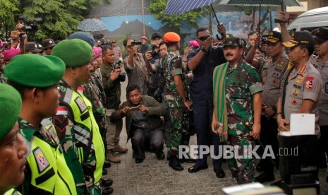 Panglima TNI Marsekal TNI Hadi Tjahjanto (ketiga kanan), Kapolri Jenderal Pol Idham Azis (kiri) 