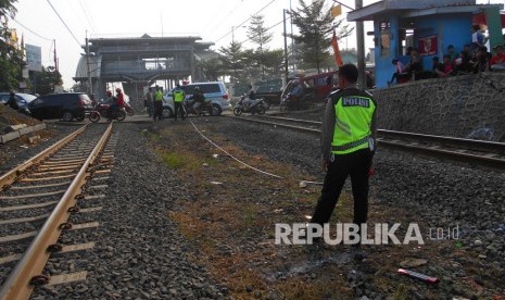 Personel kepolisian Polres Metro Bekasi melakukan olah tempat kejadian perkara peristiwa kecelakaan tertabraknya mobil oleh Argo Parahyangan Bandung-Jakarta di perlintasan kereta api Jalan Raya Bosih, Cibitung, Kabupaten Bekasi, Jawa Barat, Minggu (22/12/2019). Peristiwa kecelakaan yang terjadi pada Sabtu (21/12/2019). 