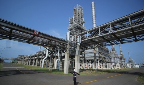 Pekerja beraktivitas di kawasan kilang PT Trans Pacific Petrochemical Indotama (TPPI) di Tuban, Jawa Timur. Dewan Energi Nasional (DEN) mendukung penuh langkah PT Pertamina dalam melanjutkan program megaproyek pembangunan kilang sebagai bagian dari upaya menjaga ketahanan energi.