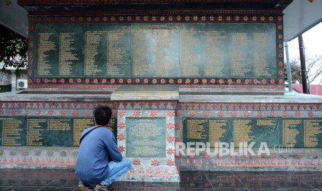 Pengunjung mengamati catatan sejumlah nama korban bencana tsunami di Monumen Korban Tsunami, Desa Peulanggahan, Kecamatan Kutaraja, Banda Aceh, Aceh, Ahad (22/12/2019).