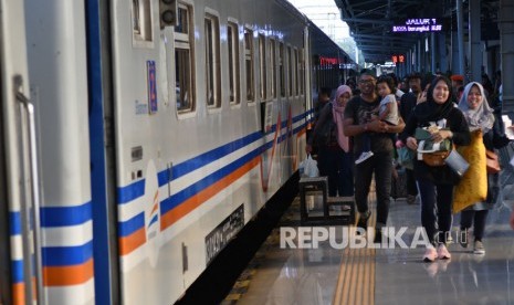 Calon penumpang bersiap memasuki KA Jayabaya jurusan Malang di Stasiun Pasar Senen, Jakarta, Sabtu (21/12/2019). 