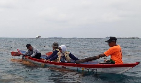 Ketua II Bidang Pemberdayaan YBM PLN, Martono bersama nelayan dan petani rumput laut di Kepulauan Seribu yang diberdayakan memanen rumput laut, Ahad (22/12).