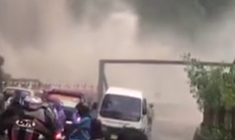 Air terjun lembah anai meluap, Ahad (22/12) menyebabkan jalur Padang-Bukittinggi terputus.