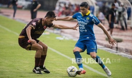 Gelandang Persib Bandung Esteban G Vizcarra (kanan).