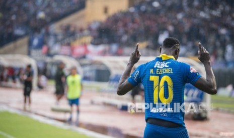 Pesepak bola Persib Bandung Ezechiel Ndouasel merayakan kemenangan saat pertandingan Sepak Bola Liga 1 2019 di Stadion Si Jalak Harupat, Kabupaten Bandung, Jawa Barat, Ahad (22/12/2019). 