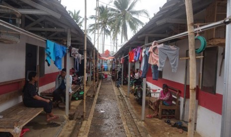 Kondisi hunian sementara (huntara) Kaliri (56 tahun) Salah seorang korban bencana tsunami Selat Sunda yang mengungsi di Labuan, Pandeglang, Banten, Ahad (22/12). Kaliri tinggal bersama sembilan orang anaknya di ruangan yang hanya seluas 3x6 meter. 