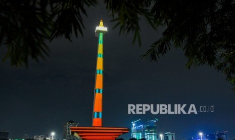 Pengunjung menyaksikan pertunjukan 