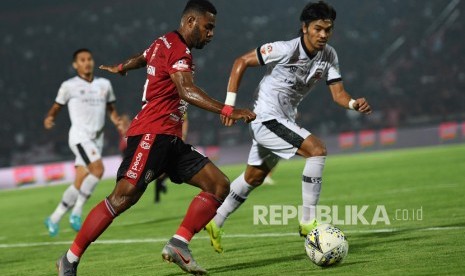 Pemain Madura United Andik Rendika Rama (kanan).