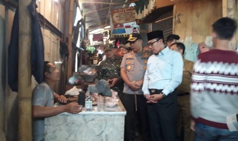 Tim gabungan yang dipimpin Wali Kota Sukabumi Achmad Fahmi dan Kapolres Sukabumi Kota AKBP Wisnu Prabowo mengecek harga dan pasokan sembako jelang Natal dan tahun baru di pasar tradisional dan modern di Sukabumi, Senin (23/12).