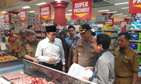 Tim gabungan yang dipimpin Wali Kota Sukabumi Achmad Fahmi dan Kapolres Sukabumi Kota AKBP Wisnu Prabowo mengecek harga dan pasokan sembako jelang Natal dan tahun baru di pasar tradisional dan modern di Sukabumi, Senin (23/12).