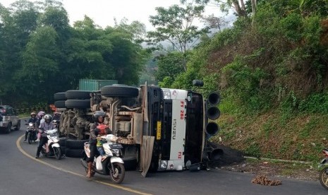 Sebuah truk pengangkut pasir terguling di Jalur Gentong, Kabupaten Tasikmalaya, Senin (23/12) pagi.