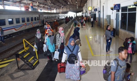 Sejumlah penumpang turun dari Kereta Api (KA) di Stasiun KA Madiun, Jawa Timur. PT Kereta Api Indonesia mengangkut sebanyak 5,96 juta penumpang selama periode Natal dan Tahun Baru 2020.