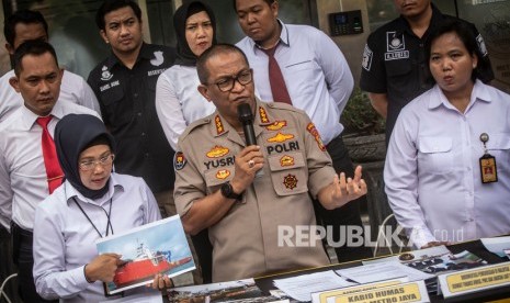 Kabid Humas Polda Metro Jaya Kombes Pol Yusri Yunus (tengah) didampingi jajaran Dit Reskrimsus memberikan keterangan pers dalam rilis tindak pidana pelayaran, penggelapan, pencurian dan perusakan secara bersama-sama dengan objek Kapal IK Merdeka di Dit Reskrimsus Polda Metro Jaya, Jakarta, Senin (23/12/2019). 