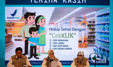 Kepala Badan POM Penny K Lukito (tengah) didampingi Plt Sekretaris Utama I.G.N Bagus Kusuma Dewa (kiri) dan Deputi Bidang Pengawasan Pangan Olahan Reri Indriani (kanan) saat menyampaikan keterangan pers hasil intensifikasi pengawasan pangan.