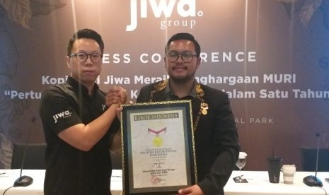 CEO dan Founder Kopi Janji Jiwa Billy Kurniawan (kiri) menerima muri untuk Kopi Janji Jiwa atas rekor Pertumbuhan Kedai Kopi Tercepat Dalam Satu Tahun, di Central Park Jakarta, Senin (23/12).