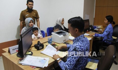 Petugas melayani permohonan paspor di Kantor Imigrasi kelas II Dumai di Dumai, Riau, Senin (23/12/2019).(Antara/Aswaddy Hamid)