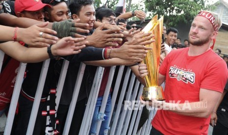 Pesepak bola Bali United Melvin Platje (kanan) menyapa suporter.