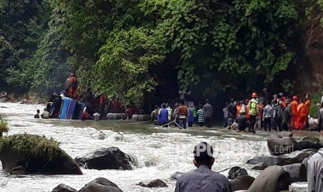 Petugas gabungan dari SAR Pagaralam, TNI, Polri, BPBD dan Tagana melakukan evakuasi korban kecelakaan Bus Sriwijaya dengan rute Bengkulu - Palembang yang masuk jurang di Liku Lematang, Prahu Dipo, Dempo Selatan, Pagaralam, Sumatera Selatan, Selasa (24/12/2019).