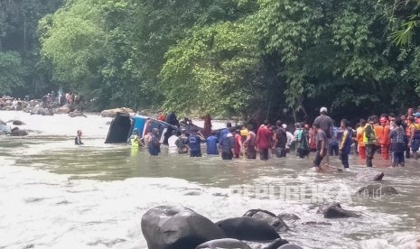 Petugas gabungan dari SAR Pagaralam, TNI, Polri, BPBD dan Tagana melakukan evakuasi korban kecelakaan Bus Sriwijaya dengan rute Bengkulu - Palembang yang masuk jurang di Liku Lematang, Prahu Dipo, Dempo Selatan, Pagaralam, Sumatera Selatan, Selasa (24/12/2019). 