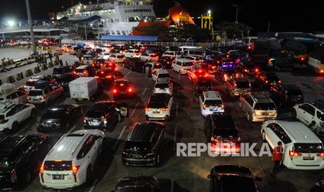 Sejumlah kendaraan antre memasuki kapal ferry di Pelabuhan Merak, Banten, Selasa (24/12/2019) dini hari. 