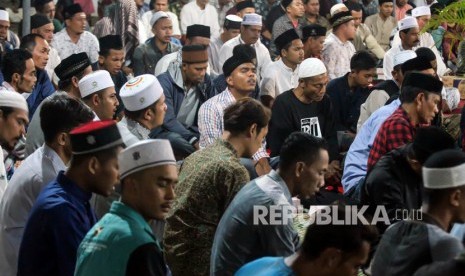 Mentalitas Umat Islam Perlu Diperbaiki. Umat Islam berdoa saat zikir akbar.