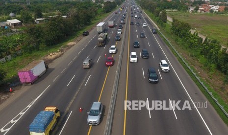 Foto udara sejumlah kendaraan bermotor melintas di jalur 