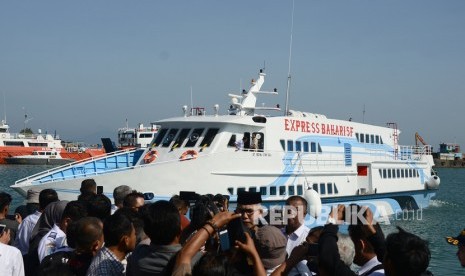 Kapal Motor Express Bahari bersiap berlayar menuju Pulau Sabang. Dishub imbau masyarakat tak bawa mobil ke Sabang karena sulitkan penyeberangan saat tahun baru. Ilustrasi.