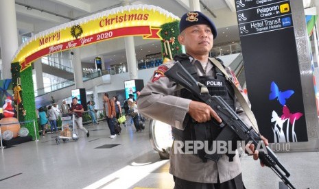 Personel Brimob Polda Sumut melakukan patroli pengamanan di Bandara Internasional Kualanamu, Kabupaten Deliserdang, Sumatera Utara, Selasa (24/12/2019).