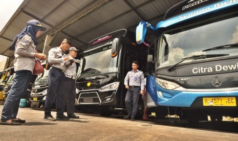 Petugas Balai Pengelola Transportasi Darat (BPTD) wilayah X Jawa Tengah- DIY, Direktorat Jenderal Perhubungan Darat Kementerian Perhubungan RI melakukan ramp check (inspeksi keselamatan) armada pariwisata di garasi PO Citra Dewi, Bandungan, Kabupaten Semarang, jawa Tengah, Selasa (24/12). 